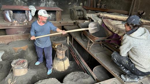 Dělníci odlité zvony vykopávají ze slévárenského písku
