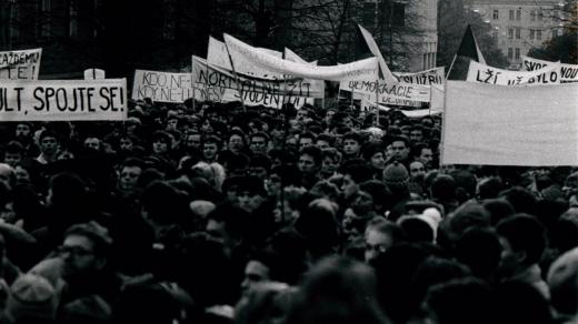 Demonstrace na Albertově 17. listopadu 1989