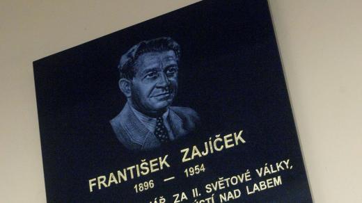 Na ústeckém západním nádraží byla 24. února odhalena pamětní deska zdejšímu rodákovi Františku Zajíčkovi. Ten byl v roce 1954 v inscenovaném procesu odsouzen k trestu smrti a popraven