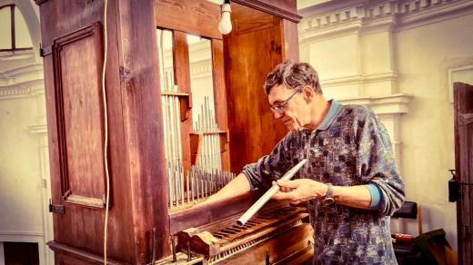Restaurátor Martin Poláček opravuje varhany v kostele svatého Michaela v Bechyni