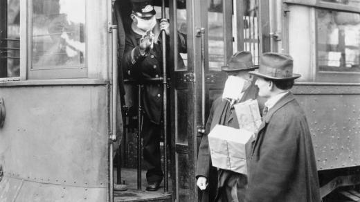 Během pandemie španělské chřipky museli cestující nosit masky (Seattle, 1918)