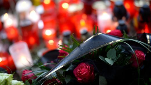 Okolí místa tragédie v roce 2015 zaplnily květiny a svíčky
