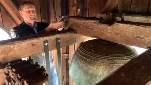 Hodinový cimbál ve věži Staré radnice ve Veselí nad Lužnicí