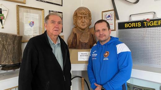 František Kocman a Petr Skalický u busty Franty Kocourka