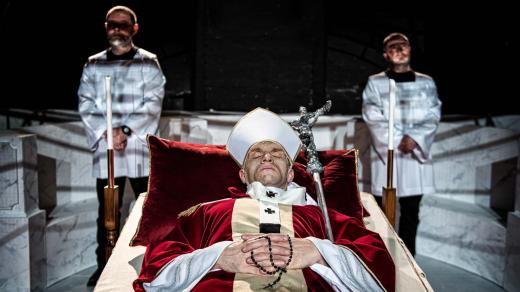 Inscenace Smrt Jana Pavla II., režie Jakub Skrzywanek