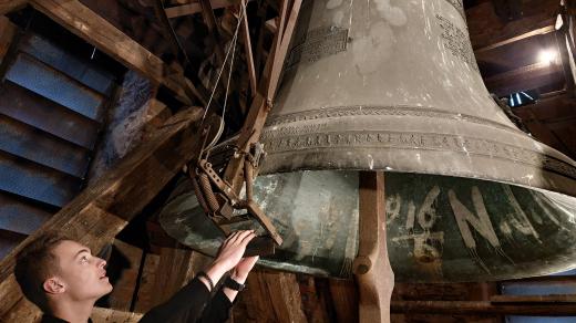 Zvon je zasvěcený svatému Jakubovi, ale odnepaměti se mu říká Zuzana