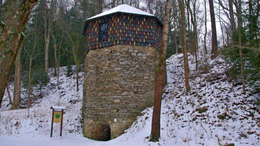 Devět metrů vysoká osmiboká věž u horské silnice v Horních Albeřicích je krásna sama o sobě