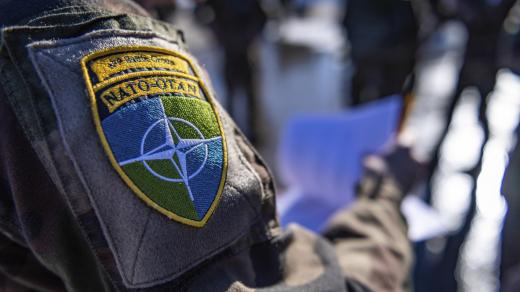 Francouzský voják s odznakem NATO na letecké základně Amari v Estonsku