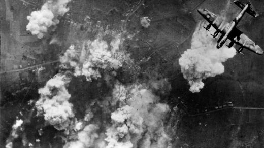 Bombardér Avro Lancaster při bombardování Heinsbergu (ilustr. foto)
