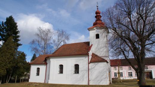 kaple sv. Anny na návsi byla postavena v roce 1843