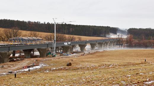 Stavba dálnice D3 na Českobudějovicku, výstavba mostu u osady Plavnice