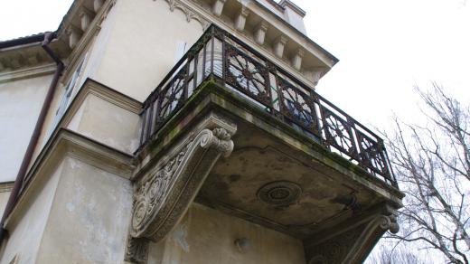 Krásně zdobený balkon v jednom ze zámeckých křídel