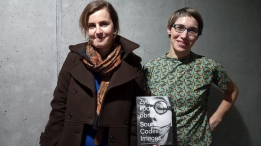 Jitka Hlaváčková a Anna Kvíčalová s knihou Zvuky kódy obrazy v ArtCafé