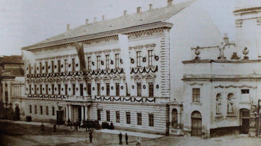 Sídlo slezské zemské vlády z roku 1874 (vlevo), dnes Slezská univerzita
