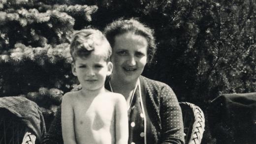 Petr Riesel s maminkou Irenou, 1937 nebo 1938