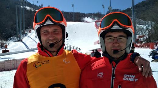 Tadeáš Kříž (vpravo) se svým vodičem v alpském lyžování