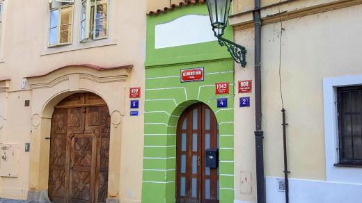 Nejmenší dům v Praze opatřený cedulí, informující o tomto rekordu