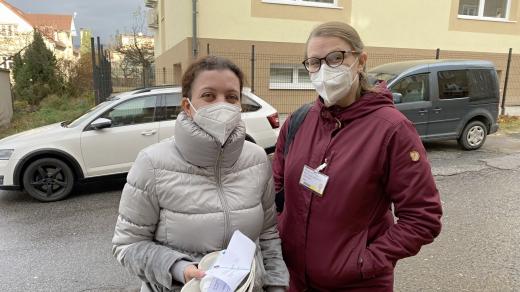 Vrchní sestra libereckého očkovacího centra Dagmar Gurecká (vlevo) a MUDr. Veronika Šmolíková jezdí očkovat proti koronaviru zájemce, kteří nemohou přijít do centra