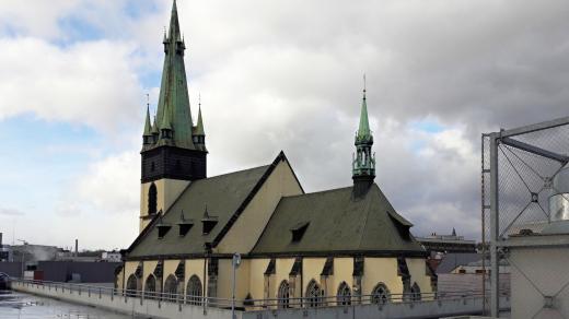 Ústí nad Labem - Kostel Nanebevzetí Panny Marie, pohled ze střešního parkoviště OC Forum