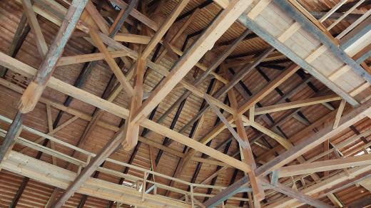 Zrekonstruované krovy v královnině patře