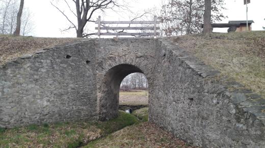 Nejstarší železniční most v kontinentální Evropě u jihočeského Holkova nesl část kolejí koněspřežky z Českých Budějovic do Lince