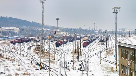 Po zbrždění pokračují samostatné vagóny na jednotlivé koleje, kde se napojují do nově vznikajících vlaků