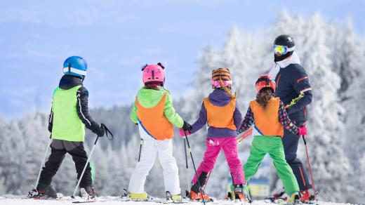 V lyžařské škole se děti naučí nejen na lyžích jezdit, ale i stát