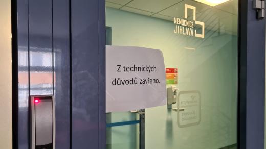 Dveře ředitelství nemocnice Jihlava