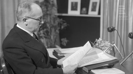Edvard Beneš v rozhlasovém studiu (24. 12. 1937)