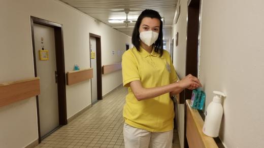 Natálka, studentka oboru pečovatel na středním odborném učilišti v Lišově během praktické závěrečné zkoušky v domově seniorů