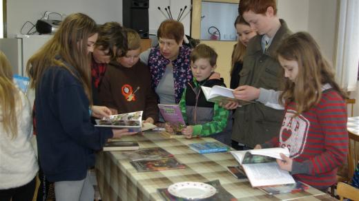 Emeritní jičínská knihovnice Dana Michlová s návštěvníky hubálovského knižního výpůjčního místa
