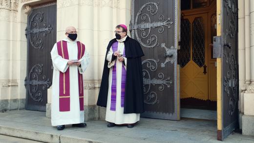 Před kostelem sv. Jana Nepomuckého uděloval popelec plzeňský biskup Tomáš Holub