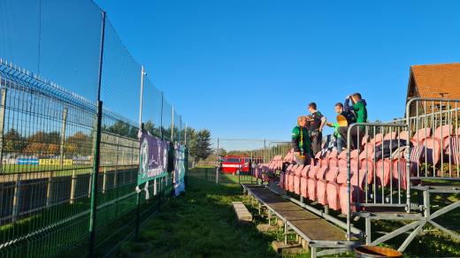 Hostující fanoušci na stadionu ve Vlašimi