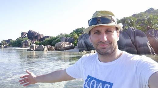 Jaroslav Bouzek při putování po Seychelských ostrovech