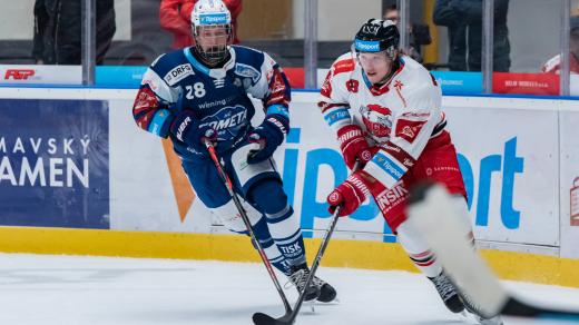Útočník HC Olomouc Jakub Navrátil (napravo) v zápase proti Kometě Brno
