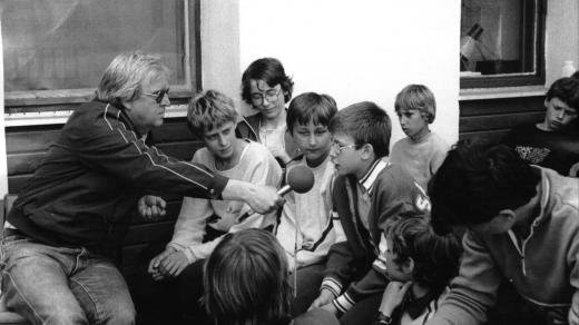Karel Tejkal při rozhovoru s dětmi