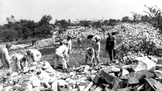 V roce 1942 zničila domy v jižní části Lidic silnými náložemi německá armáda a následně je srovnali se zemí příslušníci Říšské pracovní služby. V lednu 2021 se zde bobovalo