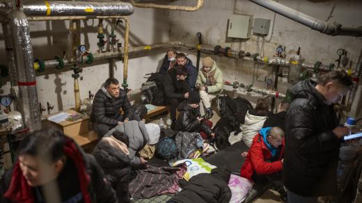 Obyvatelé Kyjeva se skrývají ve sklepě