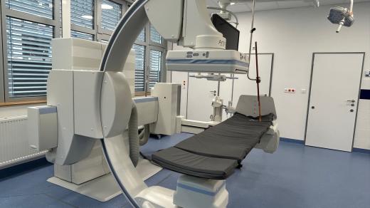 Zdravotníci náchodské nemocnice mají k dispozici novou skiaskopickou stěnu pro vyšetření pacientů