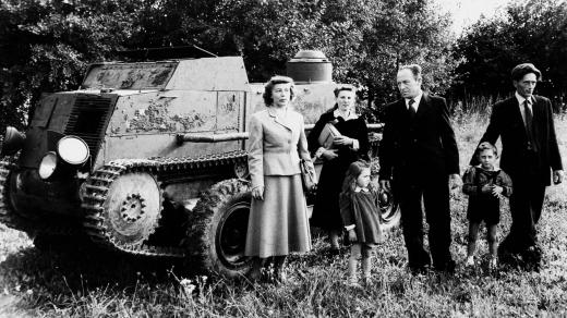 Freedom tank / Tank Svobody (1953): Libuše Cloud-Hrdonková, Václav Uhlík s manželkou, dcerou a synem a Josef Písařík