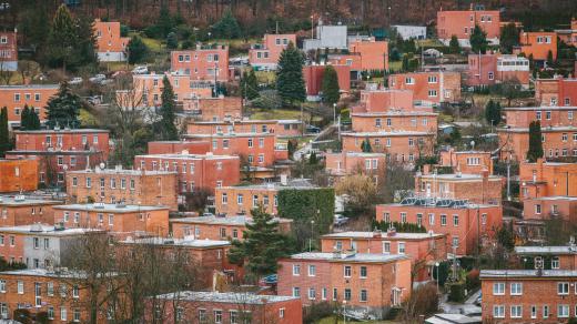Domky s typickou cihlovou fasádou byly domovem dělníků pracujících v Baťových závodech - Baťa chtěl, aby se jeho zaměstnanci nevyčerpávali dojížděním do práce, a zajistil jim ubytování co nejblíže továrny