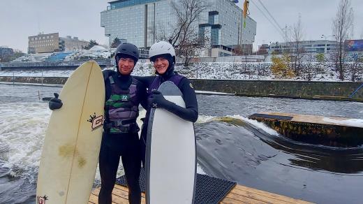 Ondřej a Lenka si surfování užívají i v zimě