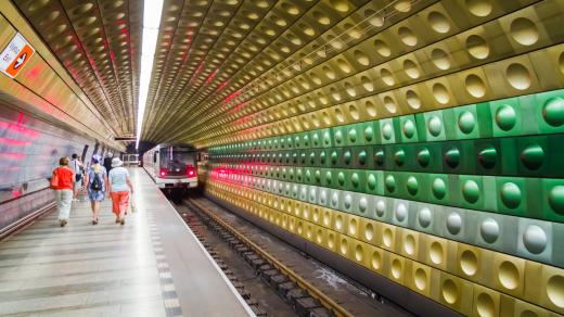 Víte, jakou rychlostí jezdí pražské metro?