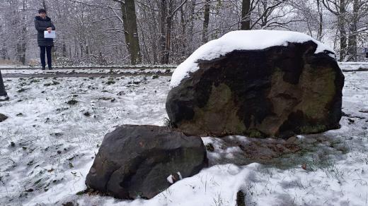 Vedle balvanu leží ještě dva menší kameny, rovněž porfyrické jemnozrnné granity