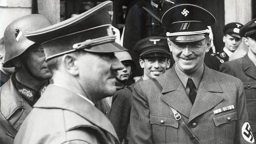 Adolf Hitler během cesty po Sudetech v rozhovoru s říšským komisařem pro Sudety Konradem Henleinem (vpravo) 3. října 1938