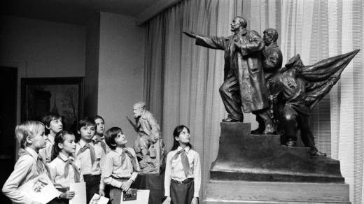 Pionýři si po složení slibu prohlédli Muzeum V.I.Lenina v Praze (rok 1981)