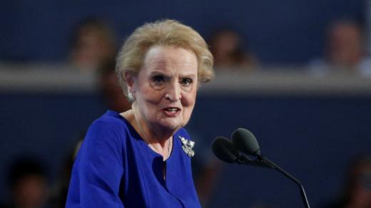 Madeleine Albrightová na nominačním sjezdu Demokratické strany ve Filadelfii v roce 2016