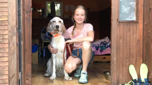 Nela a její čtyřnohý parťák na psím táboře ve Sloupu v Čechách