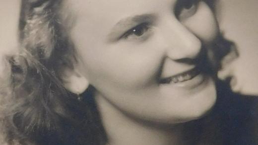 Maturitní fotografie Květoslavy Axmanové (Bartoňové)