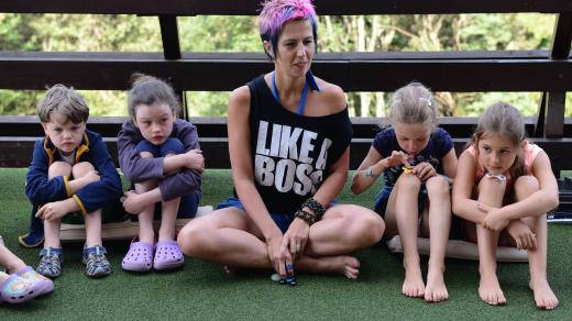 Terénní učitelka Petra Dočkalová se svými studenty